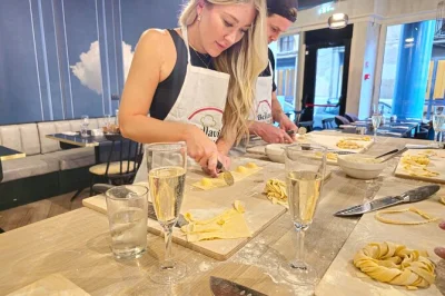 Em roma, aprenda a fazer fettuccine, ravioli e tiramisu do zero. aula prática em grupo pequeno com chef, ingredientes inclusos e refeição feita por você.