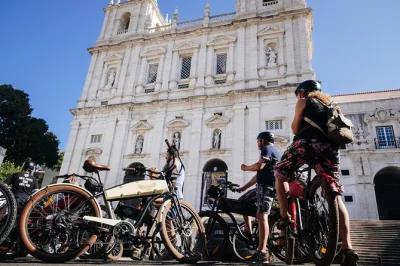Erlebe lissabons hügel mit einer e-bike tour durch alfama, mouraria und den handelsplatz. kleine gruppe, lokaler guide und tolle panoramen – inkl. ausrüstung & versicherung.