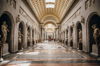 Descubra os museus do vaticano antes da multidão, admire a capela sistina em silêncio e explore a basílica de são pedro com acesso sem fila, tudo guiado por um expert local apaixonado.