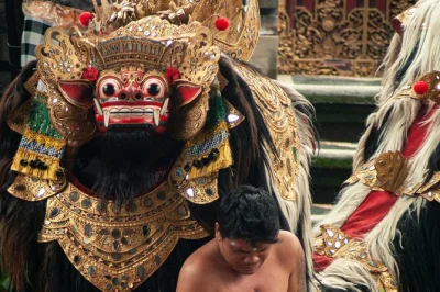 Découvrez bali en 5 jours privés : coucher de soleil à uluwatu, falaises sauvages de nusa penida, rituels dans les temples et fruits de mer à jimbaran. entrées et transferts inclus.