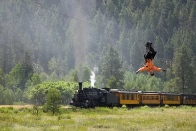 Découvrez durango et ses 27 tyroliennes au-dessus de la rivière animas, voyagez en train privé à travers une forêt ancienne, et savourez un déjeuner 4 plats perché dans les arbres. transport in