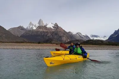Kayak en río de las Vueltas con vistas al monte Fitz Roy desde el agua