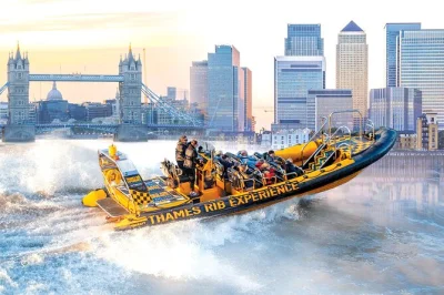 Siente la emoción en un paseo de 20 minutos en lancha rápida por el támesis desde tower millennium pier, pasando por tower bridge y canary wharf con comentarios en vivo. incluye equipo de seguridad