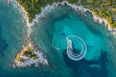Esplora le isole elafiti con una barca privata da dubrovnik. nuota nella grotta azzurra, rilassati alla spiaggia di sunj e gusta il vino locale in un tour di 4 ore tra le isole.
