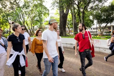 Erkunde san joses lebendige märkte, probiere handgemachtes eis und erfahre spannende geschichten bei einer kleinen gruppe. mit frischem obst und endet nahe dem nationaltheater.