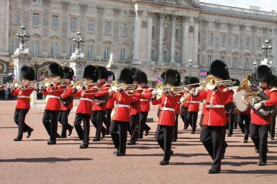 Descubre la catedral de st paul, el cambio de guardia, las joyas de la corona en la torre de londres y un crucero por el támesis con guía local experto.