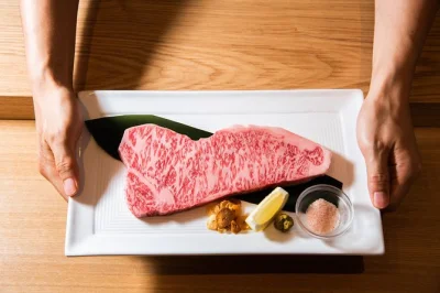 Laissez-vous tenter par un dîner wagyu et sake à shinjuku, avec des morceaux rares et du sake artisanal. plus de 8 plats, guide local et accès facile.