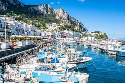 Capri erleben mit privatem guide: anacapri entdecken, monte solaro seilbahn fahren, blaue grotte oder faraglioni per boot sehen und lokales mittagessen genießen – alles inklusive transfer.