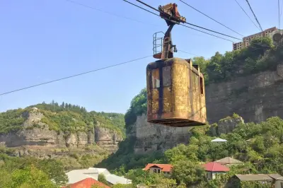 Chiatura et pilier Katskhi avec téléphériques de l’ère Staline