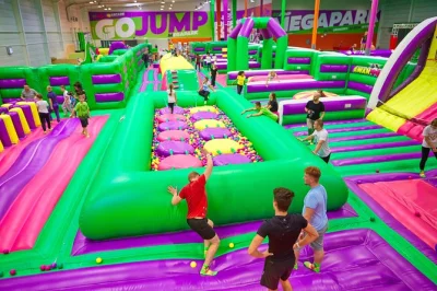 Scatena il divertimento al gojump megapark di kraków, il più grande parco gonfiabile della polonia. oltre 25 attrazioni gonfiabili, facile da raggiungere dal centro, biglietto incluso.