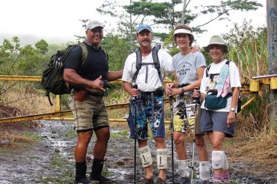 Acompaña a un guía hawaiano nativo por la selva de oahu, nada en una cascada privada, prueba frutas silvestres y descubre montañas famosas de películas. incluye transporte y equipo.