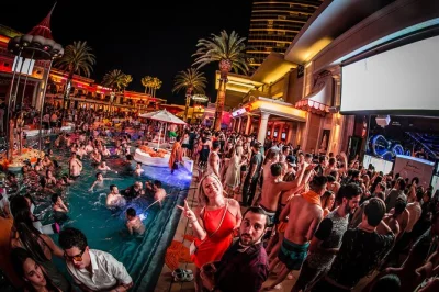 Erlebe die echte las vegas-nacht mit vip-einlass zu top-clubs, einem lebhaften partybus mit drinks und einem lokalen host – keine warteschlangen, nur pure energie und neue freunde.