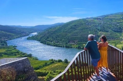 Échappez au tumulte de porto pour les collines paisibles du douro en 4x4 privé, avec dégustation de vin local, pique-nique au bord de la rivière et prise en charge à l’hôtel.