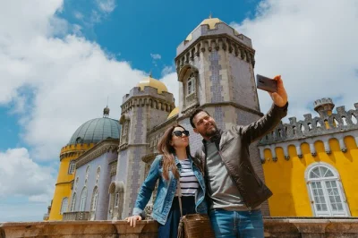 Entdecke sintras märchenhafte palastgärten, probiere lokale leckereien, spüre den wind am cabo da roca und schlendere durch cascais – mit guide und abholung.