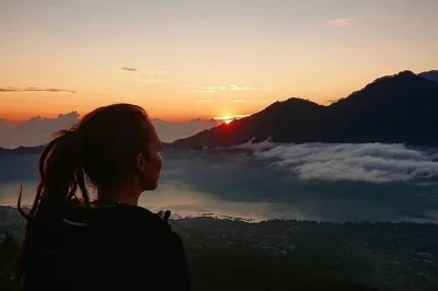 Viva a trilha ao nascer do sol no monte batur em bali, café feito no vapor do vulcão e balanço na selva. inclui ingresso para fonte termal, guia e transfer. garanta sua aventura!