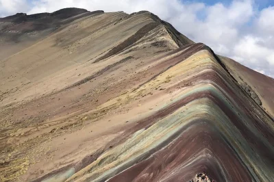 Disfruta de una excursión privada de un día a la montaña de siete colores desde cusco. caminata guiada, recogida en hotel, almuerzo para llevar y vistas impresionantes de los picos coloridos de vin