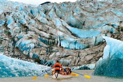 Siente el frío remando en una canoa estilo tlingit por el lago mendenhall, acércate al glaciar y disfruta un snack junto a nugget falls. todo incluido: equipo y transporte.