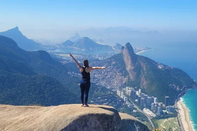 Escala pedra da gávea en río de janeiro. caminata guiada, equipo de escalada, fotos con dron y vistas impresionantes. reserva tu aventura única en río.