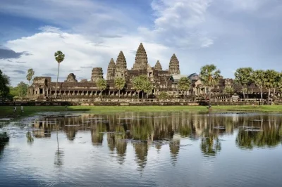 Start your angkor wat day trip from siem reap with a local guide, explore ta prohm, bayon & phnom bakheng sunset. includes hotel pickup, ac transport & water.