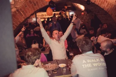 Découvrez la vie nocturne de krakow avec une tournée guidée dans les bars et clubs du centre historique, shots de bienvenue offerts et entrée vip sans file d’attente.