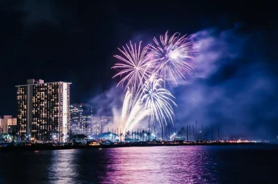 Vivi la brezza marina con una crociera in catamarano a waikiki, guarda i fuochi d’artificio del venerdì dal mare, sorseggia drink e ascolta musica, con imbarco facile ad ala wai yacht harbor.
