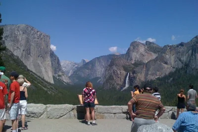 Scopri la potenza di bridalveil fall, ammira da vicino half dome e gusta un picnic nella yosemite valley in questo tour di un giorno da south lake tahoe con guida e pranzo inclusi.