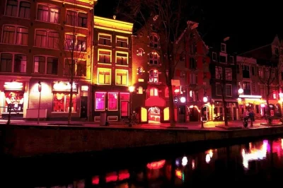 Découvrez le quartier rouge d’amsterdam en petit groupe, écoutez des histoires vraies, explorez les coffee shops, et posez toutes vos questions à un guide local. réservez vite votre place.