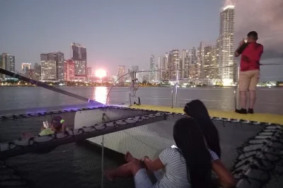 Scopri lo skyline di panama city al tramonto da un catamarano con open bar, snack e musica. naviga vicino al ponte delle americhe—prenota subito il tuo posto.