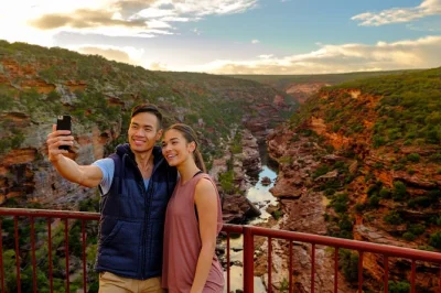 Descubre delfines en monkey mia, recorre las gargantas de kalbarri y haz snorkel en ningaloo reef. incluye transporte, alojamiento en hostales compartidos y guías locales expertos.