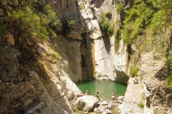 Descente en rappel de cascades dans la gorge de Manikia depuis Athènes