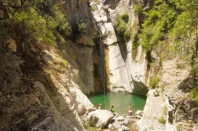 Descente en rappel de cascades dans la gorge de Manikia depuis Athènes
