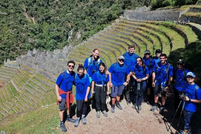 Descubre machu picchu con una caminata de 2 días por el camino inca desde cusco, con guía local experto, comidas frescas, noche en hotel en aguas calientes y regreso en tren vistadome.