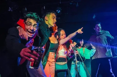 Vivez votre vendredi soir à vancouver dans gastown avec un bar crawl, shots offerts, entrée sans file d’attente et jeux pour briser la glace. faites de nouvelles rencontres et fêtez avec les loca