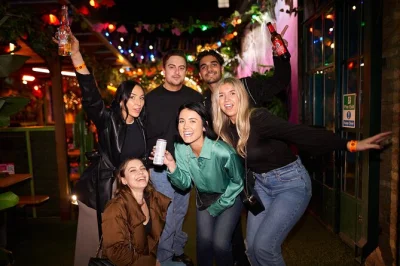 Scopri il lato più selvaggio di camden town con un pub crawl guidato, shot gratuiti in 5 locali, offerte esclusive sulle bevande e foto digitali—tutto con host locali e ingresso senza attese.