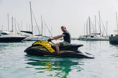 Alugue um jet ski por 30 minutos no mar aberto. ideal para quem busca emoção ou para iniciantes. atividade familiar com acompanhamento da equipe.