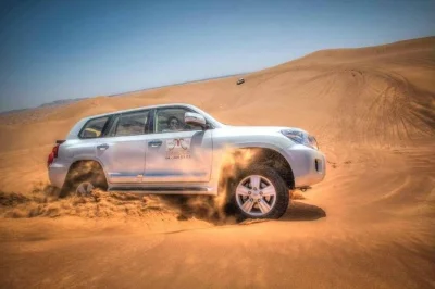 Vivez les dunes rouges de dubaï avec du dune bashing, des balades à dos de chameau, du sandboard, un dîner bbq et des spectacles en live. transfert hôtel inclus.
