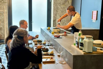 Découvrez le marché bolhão à porto, dégustez des plats à base de morue et participez à un cours de cuisine décontracté à vila nova de gaia avec déjeuner et vin local inclus.