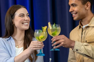 Descubre bombay sapphire en laverstoke mill con una masterclass práctica de cócteles de gin, tour guiado por la destilería y tres cócteles exclusivos incluidos.