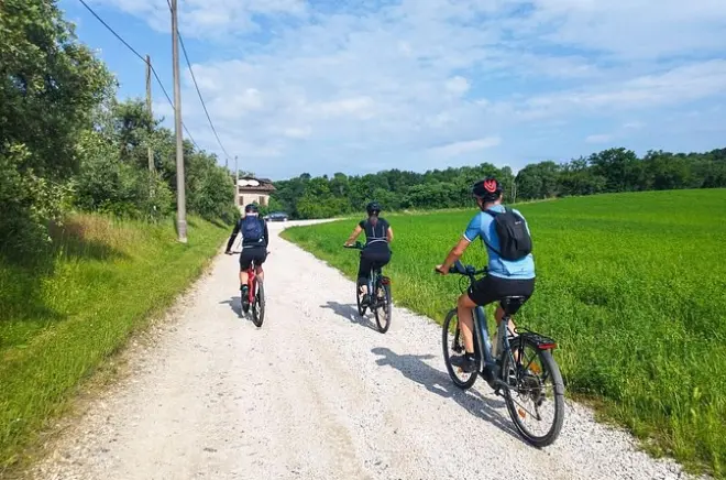 E-bike em Sirmione com degustação de 3 vinhos no interior