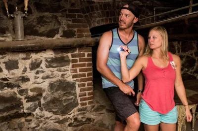 Recorre con un guía local los bares embrujados de portland, escucha historias de fantasmas y prueba 5 cervezas artesanales en este tour nocturno a pie.