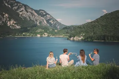 Weinpicknick am Ledrosee: Korb für zwei im Weinberg