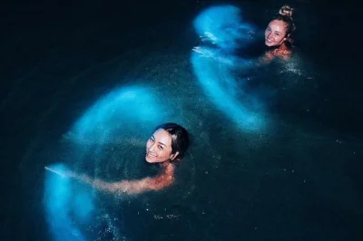 Descubre la magia de la bahía bioluminiscente de la parguera con paseo en bote, baño, aperitivos y transporte ida y vuelta desde san juan. guía local incluido.