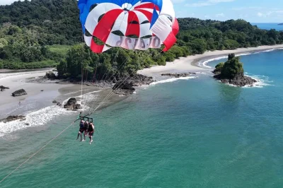 Erlebe parasailing über dem espadilla beach in manuel antonio mit sanfter landung im pazifik und erfahrenen guides. inklusive kompletter sicherheitsausrüstung und flexiblen flugzeiten.