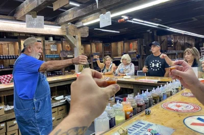 Erlebe pigeon forge mit lokalen guides bei verkostungen von moonshine, whiskey und wein – inklusive echtem southern lunch und privatem transport.