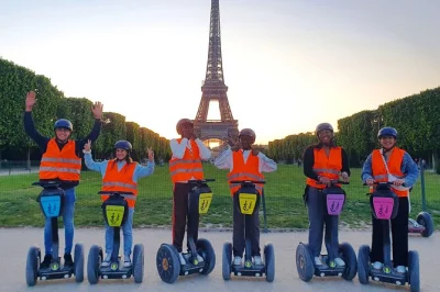 Découvrez paris la nuit en segway, entre tour eiffel et autres lieux emblématiques, avec pauses photos, anecdotes locales et tout l’équipement inclus pour votre confort.