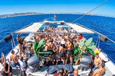 Vivez l’ambiance unique d’une boat party à ibiza : 3 heures de fête en mer avec open bar, dj live, baignade dans une eau turquoise et repas à bord. Équipage inclus.