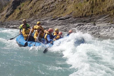 Viva a emoção do rafting em família no rio shotover, explore o skippers canyon e conheça histórias da corrida do ouro com guia local. inclui lanches e todo o equipamento.
