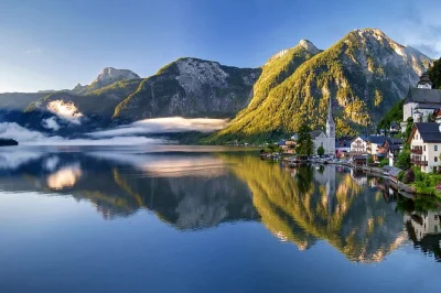 Descubre hallstatt junto al lago, recorre los escenarios de sonrisas en salzburgo y disfruta del strudel de manzana en mondsee, todo con guía y rutas panorámicas. incluye recogida y entradas.