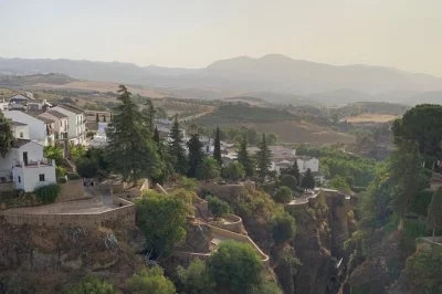 Découvrez les paysages spectaculaires du tajo à ronda, dégustez des vins locaux avec un expert certifié et savourez un déjeuner tapas de la ferme à l’assiette. prise en charge incluse depuis m