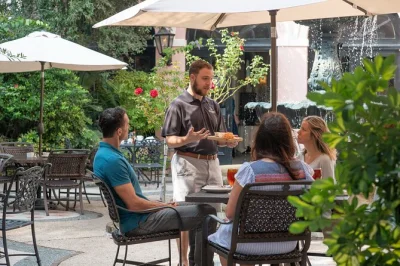 Explore o centro de charleston com um tour a pé provando grits, pralines e churrasco lowcountry. inclui degustações, guia local e água mineral.